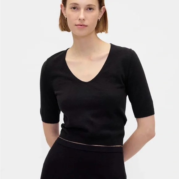 Black V-Neck Crop Short Sleeve Sweater - GAP - Picture 2 of 8